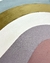 Tapete redondo multicolorido com faixas em verde claro, ouro, off-white, nude rosado e rosé gold, São José.