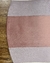 Tapete Dreams redondo com faixas nas cores nude rosado e rosé gold sobre piso de madeira, São José.