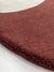 Tapete com design de bordas orgânicas em cores bordô, bege, off-white e cobre, feito de nylon Econyl, São José.