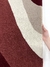 Tapete com design de bordas orgânicas em cores bordô, bege, off-white e cobre, feito de nylon Econyl, São José.