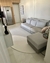 Tapete Off-White em sala de estar moderna com sofá cinza e decoração neutra.