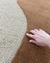 Tapete em nylon com design orgânico em cores bege, off-white, caramelo e trigo, Tapetes São José