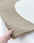 Tapete em nylon com design orgânico em cores bege, off-white, caramelo e trigo, Tapetes São José