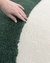 Tapete em formato orgânico com as cores verde, off-white e trigo, Tapetes São José