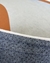 Detalhe do Tapete com bordas orgânicas e base antiderrapante em tons de Bouclé Capri Natural, Terracota, Verde Claro e Cinza.