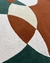 Tapete orgânico em nylon com design geométrico nas cores terracota, bege e verde, da coleção Moon.