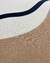 Tapete com bordas orgânicas em linho Suus natural, nas cores bege, terracota e azul marinho, Tapetes São José