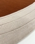 Detalhe do tapete esculpido nas cores bege e terracota, fabricado em nylon Econyl, mostrando textura e acabamento orgânico, Tapetes São José