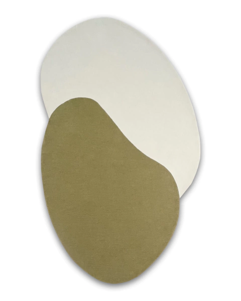 Tapete de sala com formato orgânico nas cores off-white e musgo da Coleção Seed, produzido em Econyl.