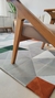 Tapete geométrico em veludo granito, com detalhes em terracota, bege gold, verde claro e verde escuro, em uma sala de estar moderna, São José