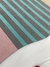 Tapete Paris com borda orgânica e listras nas cores bege, rosé, cinza e tiffany.