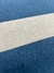 Close-up do Tapete Faixas em Bege Francês e Azul Marinho Francês com padrão de listras.