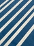 Tapete com listras diagonais em bege francês e azul marinho francês.