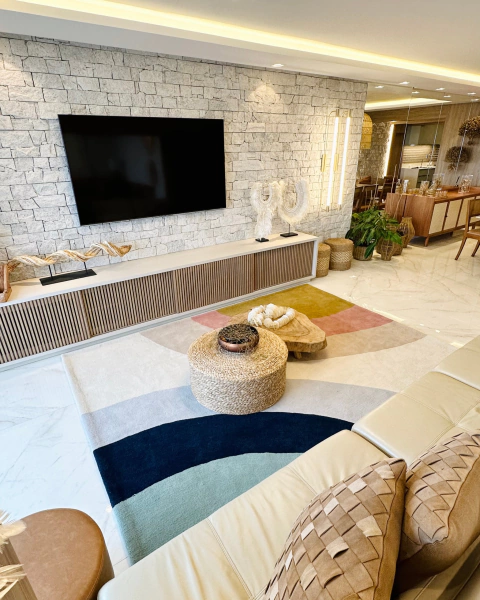 Tapete de nylon em sala de estar moderna com tons de verde menta, azul marinho, granito, off-white, bege, rosé e mostarda.