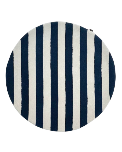 Tapete redondo com faixas off-white e azul marinho em nylon Econyl.