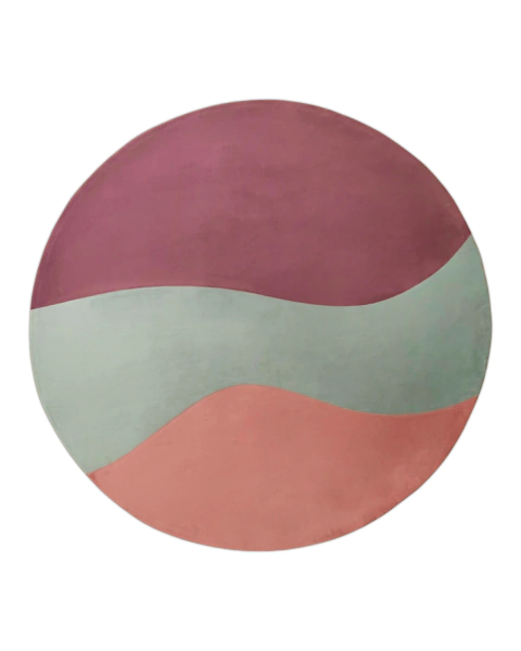 Tapete redondo para quarto infantil com design em ondas nas cores uva, verde claro e rosé gold, São José.