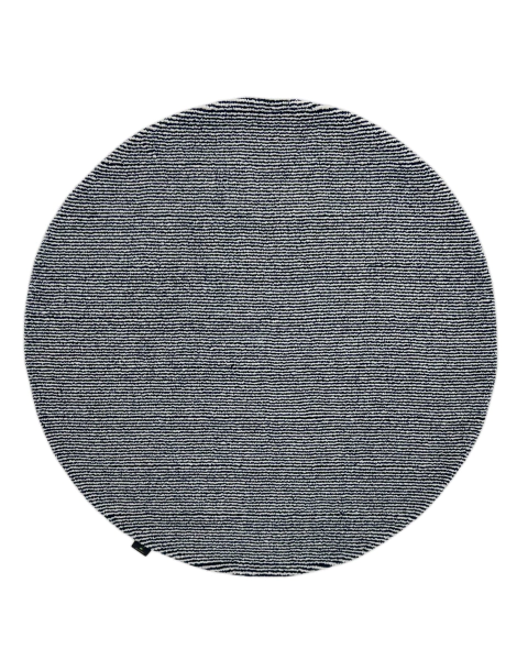 Tapete redondo de nylon mesclado nas cores off-white e azul marinho, com padrão de listras finas.