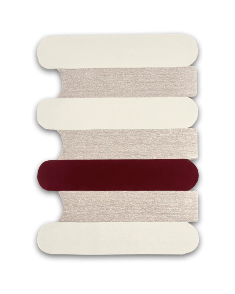 Tapete orgânico de sala nas cores vinho, off-white, bege e fendi, com design moderno e exclusivo da Coleção Legado, produzido em nylon Econyl.