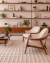Tapete retangular off-white da Coleção Interlúdio em sala de estar com poltronas de madeira e estante decorativa ao fundo