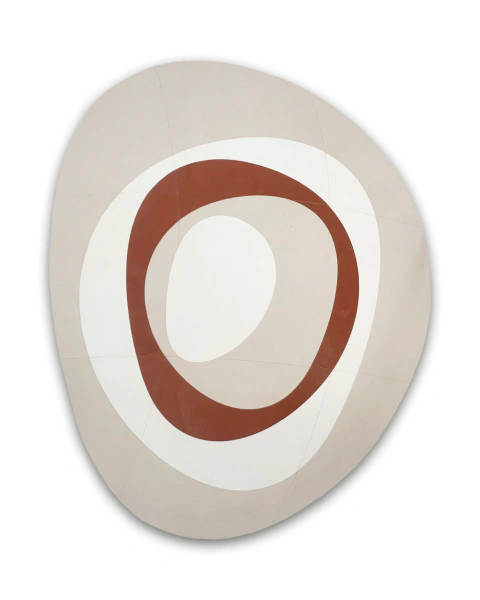 Tapete orgânico com design exclusivo em tons bege, terracota e off-white, formato irregular e padrão em círculos concêntricos
