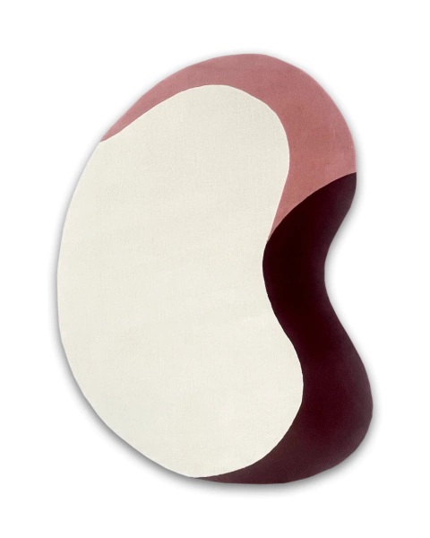 Tapete orgânico de nylon Econyl nas cores rose, vinho e off-white da Coleção Seed, formato exclusivo e design moderno para sala.