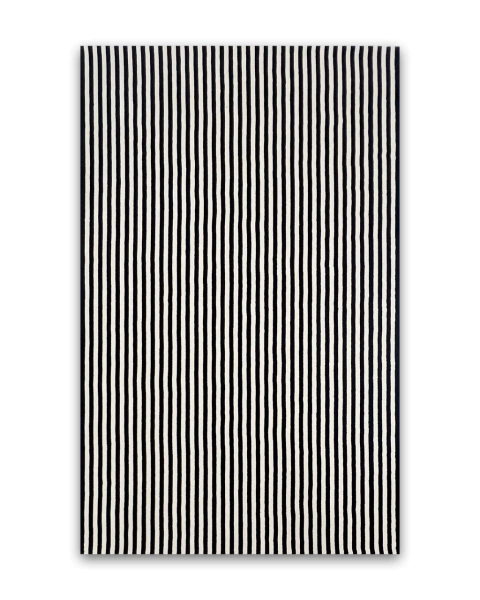 Tapete retangular para sala com listras verticais em preto e off-white, feito em nylon Econyl, da Coleção Faixas.