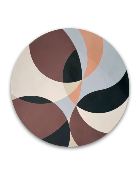 Tapete redondo decorativo da coleção Kurve, com design geométrico nas cores off-white, cinza, preto, salmão e berinjela em veludo.