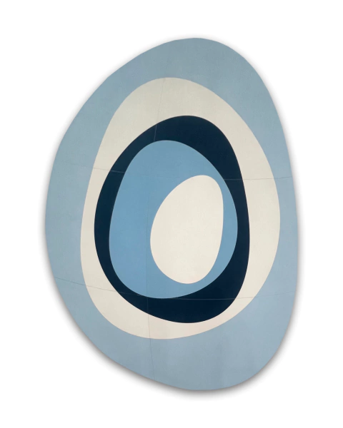 Tapete para sala com design orgânico em tons de azul e off-white, formato oval com círculos sobrepostos