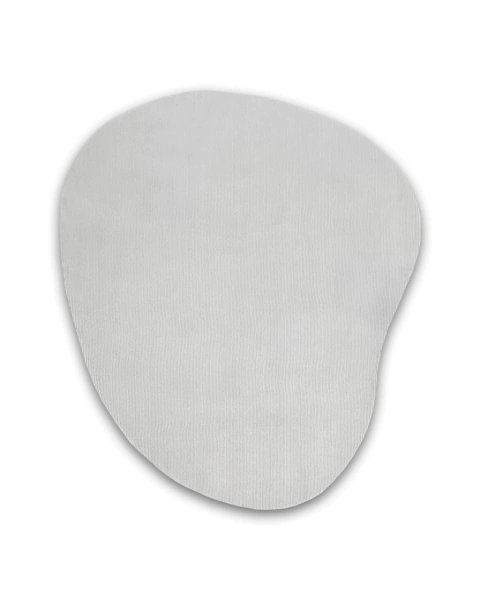 Tapete de sala com formato orgânico nas cores prata e off-white, confeccionado em Econyl, estilo mesclado.
