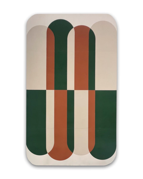 Tapete retangular da Coleção Lapa com bordas arredondadas, nas cores off-white, bege, terracota e verde, com design geométrico moderno.