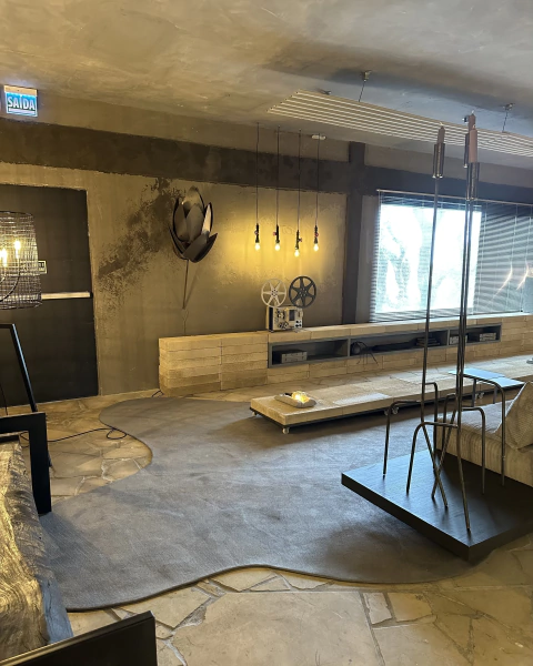 Ambiente moderno com tapete Bouclé Capri cinza médio de bordas orgânicas cobrindo o piso, destacando móveis contemporâneos, São José.