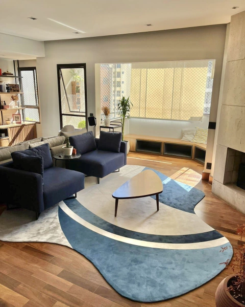 Tapete Bee em veludo com bordas orgânicas em cores granito, off-white, azul petróleo e azul marinho, decorando uma sala de estar moderna, Tapetes São José
