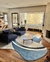 Tapete Bee em veludo com bordas orgânicas em cores granito, off-white, azul petróleo e azul marinho, decorando uma sala de estar moderna