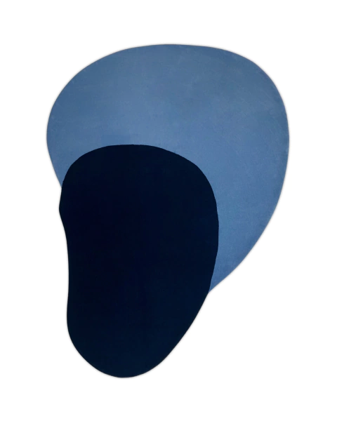 Tapete de nylon nas cores azul celeste e azul marinho, ideal para quarto infantil.
