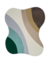 Tapete Kurve® com bordas orgânicas, feito de nylon em tons de verde escuro, verde, prata, off-white, bege, trigo e taupe.