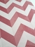 Quarto de adolescente com decoração minimalista, apresentando um tapete chevron em veludo rosa claro e rosa pink, São José