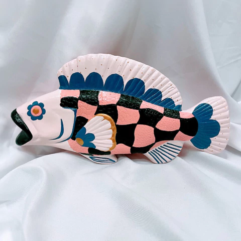 Escultura de peixe para parede em cerâmica com pintura colorida em rosa, azul, preto e detalhes dourados