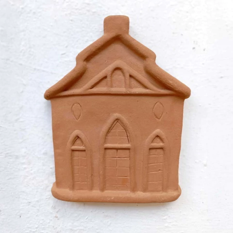 Casinha cerâmica maragogipinho em tom terroso com detalhes em relevo.