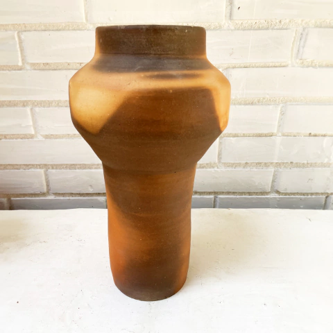 Vaso de cerâmica em tons terrosos, com formato estilizado, criado por Jair Monteiro.