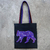 Bolsa Berna Reale com estampa de animal em roxo e detalhes em vermelho sobre fundo preto.