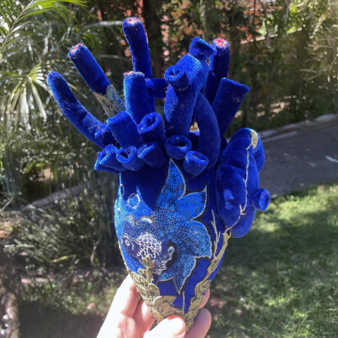 Coração decorativo de veludo azul com detalhes bordados em dourado e azul, com formato anatômico estilizado