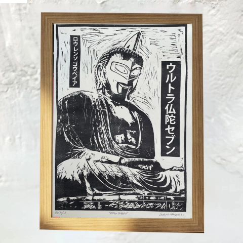 Arte em xilogravura de um Buda estilizado, com traços marcantes e detalhes em preto e branco, emoldurada em madeira.