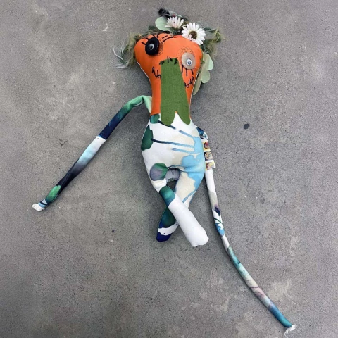 Boneca Monstrinho colorida com detalhes florais e expressões divertidas