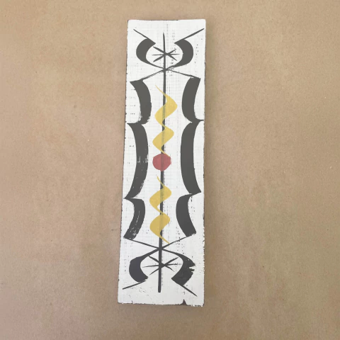 Placa de madeira branca com pintura abstrata em preto, amarelo e vermelho, escultura artística Kosugue