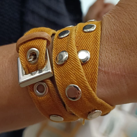 pulseira com tiras de sarja reutilizadas e rebites metálicos - estúdio marcha - comprar online