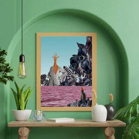 Obra de arte Interestelar de José Sampaio, quadro com moldura de madeira mostrando figura humana com cabeça de planta laranja, cercada por plantas e flores em tons azulados, sobre mar rosa e céu azul claro, pendurado em parede verde com decoração moderna