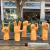 Escultura em madeira representando uma mão, com detalhes em relevo e acabamento natural.