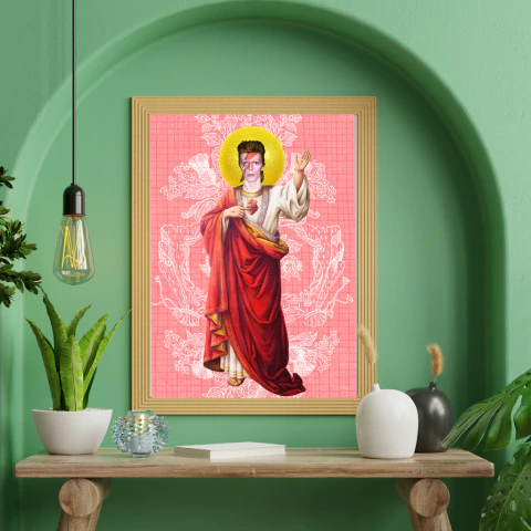 Ilustração de Jesus estilizado com o rosto do cantor David Bowie em fundo rosa com detalhes florais brancos.