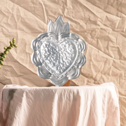 Quadrinho decorativo com moldura de metal prateado representando um coração 