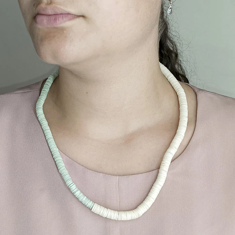 Colar modular com Paetês Reutilizados bicolor off white e verde água - estúdio marcha - comprar online